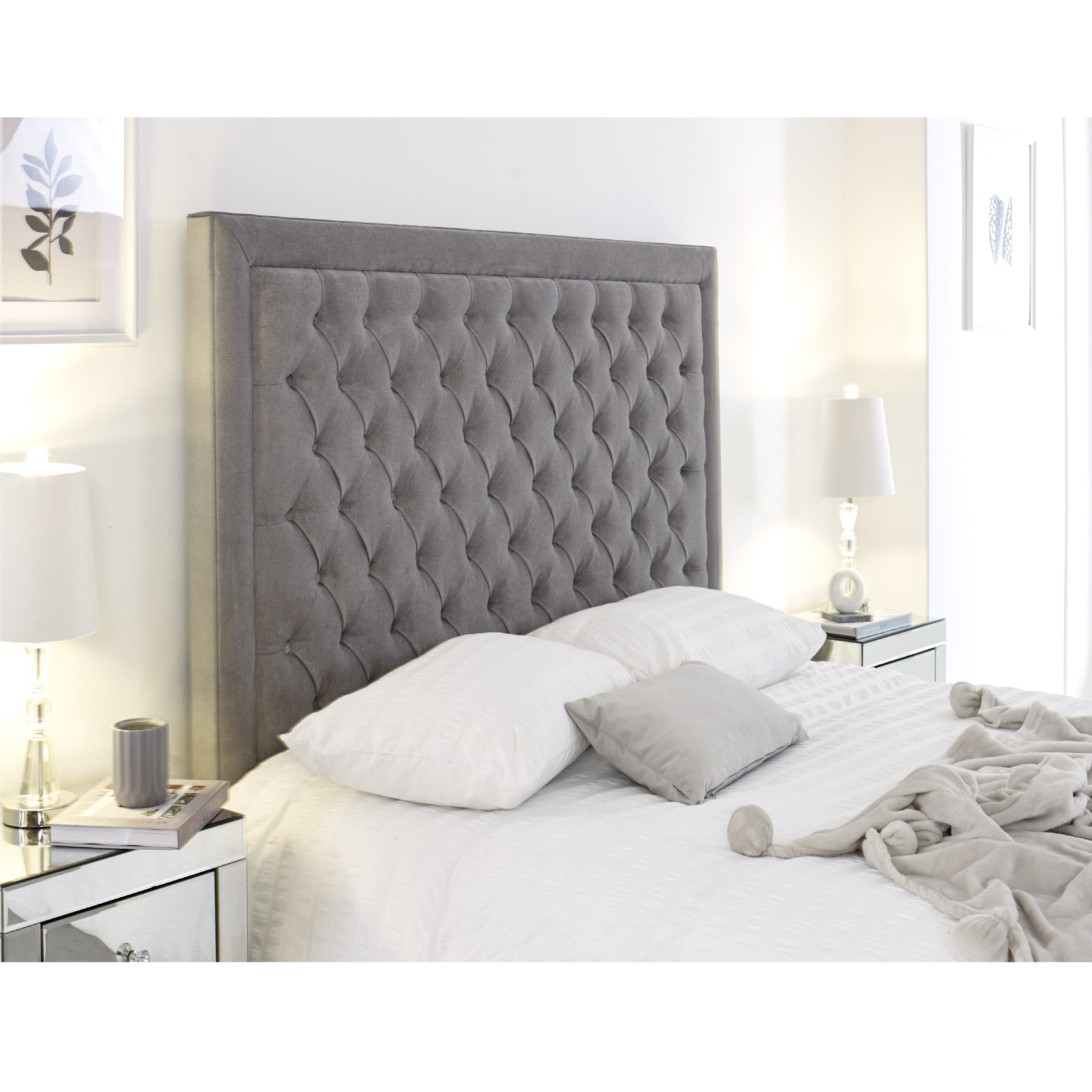 Opulent Comfort: Alure Chesterfield.